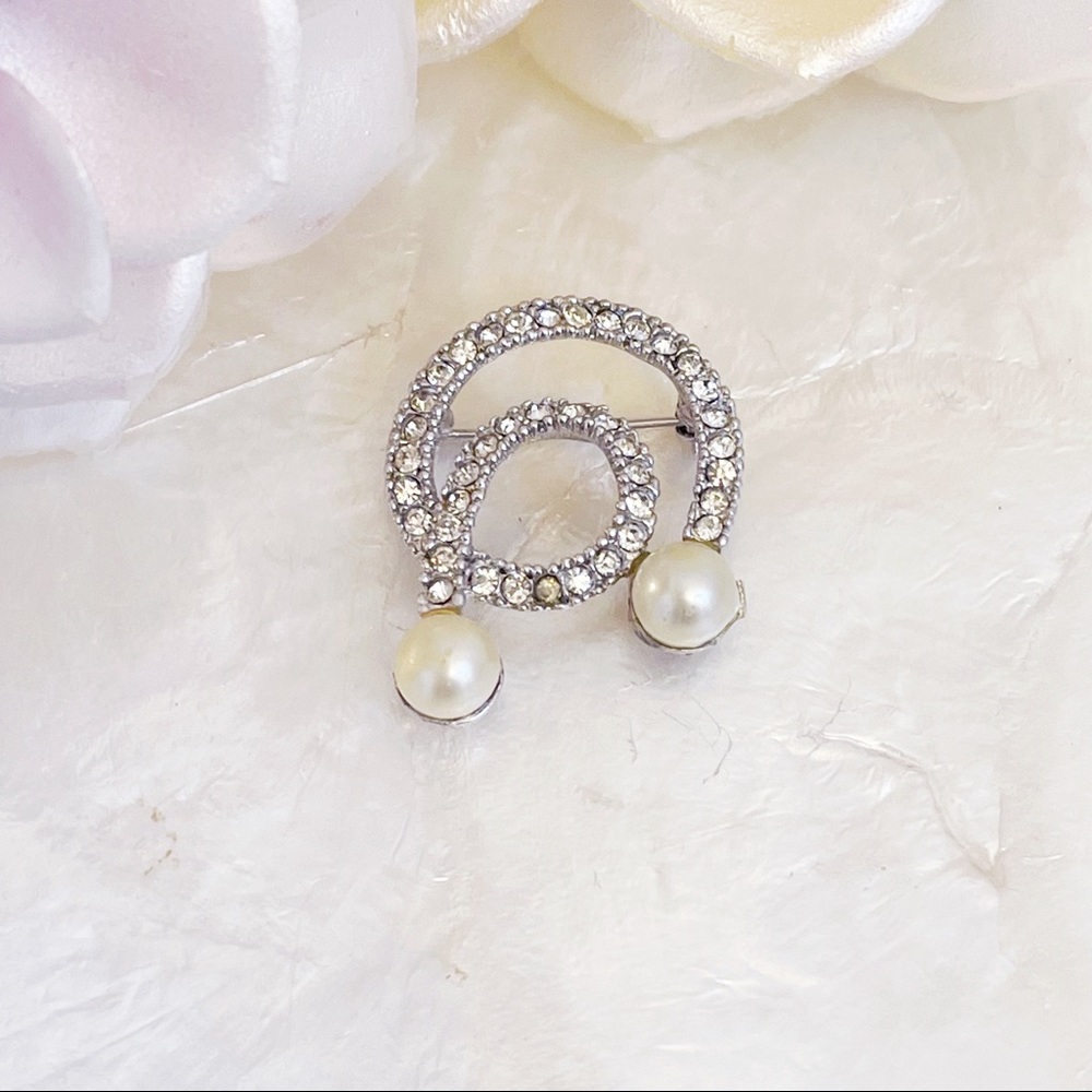 Vintage Marvella Rhinestone Swirl Faux Pearl Small Statement Brooch Wedding 1.5”